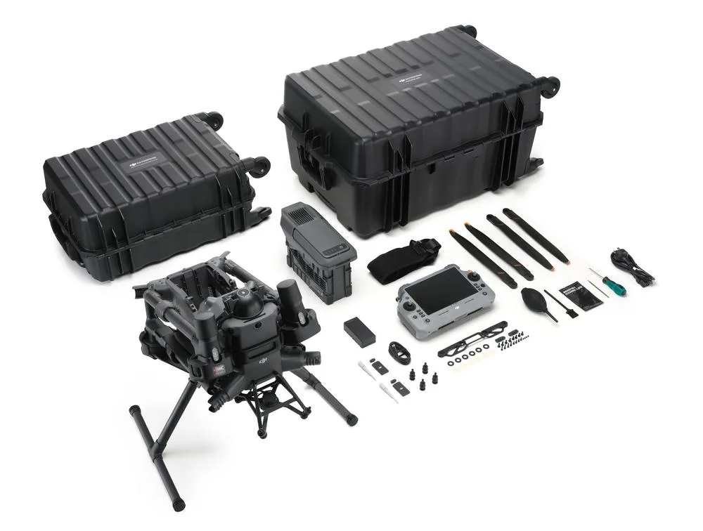 DJI Matrice 400 v prepravných kufroch s ovládačom RC Plus 2, batériami TB100 a nabíjacou stanicou BS100